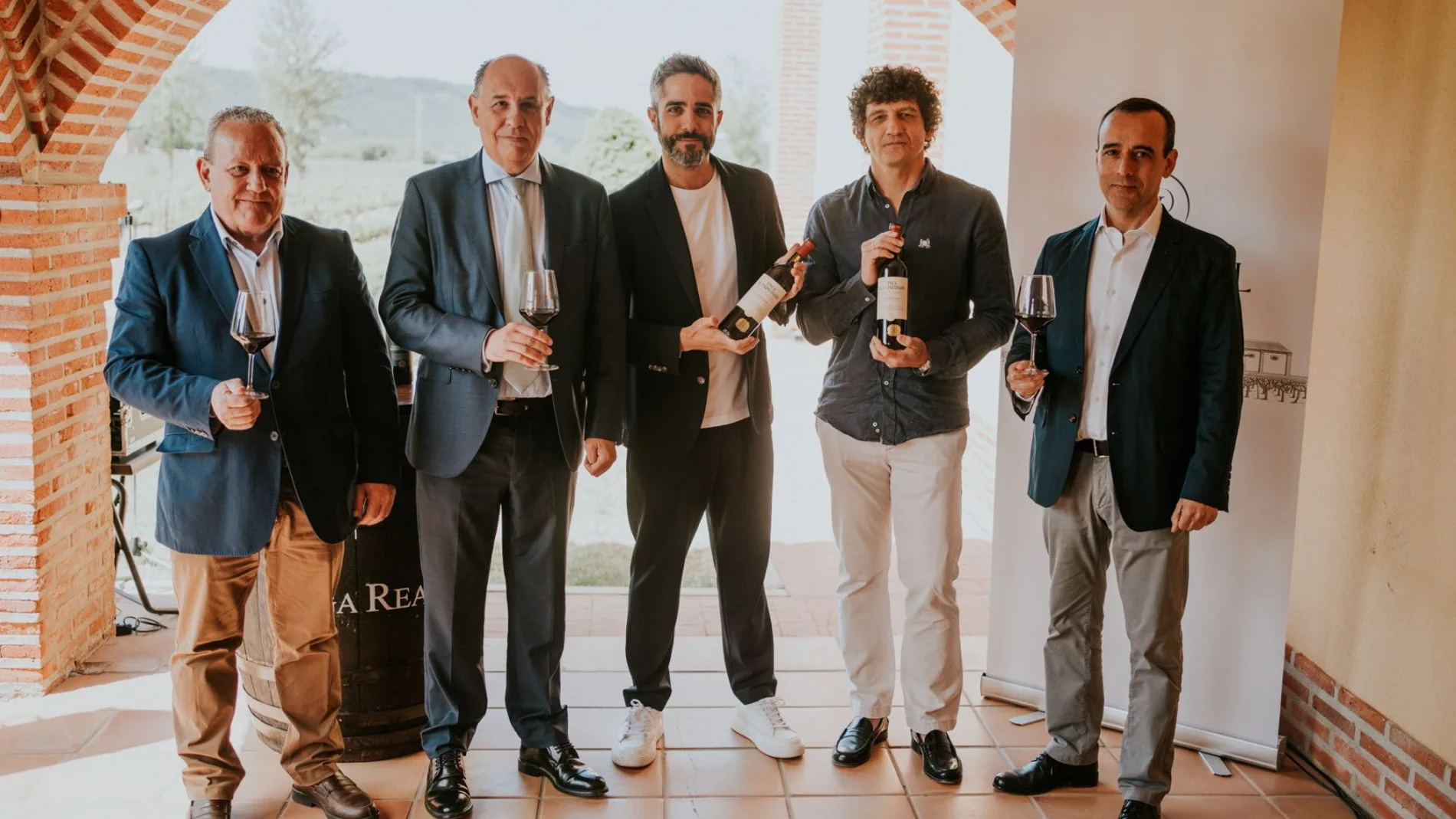 De izquierda a derecha: Luis Cuadrado, enólogo de Bodega Vega Real; Víctor Vélez, director general de Grupo Barbadillo; Roberto Leal, periodista y presentador; Jero García, deportista y presidente de la ‘Fundación Jero García’; y Miguel Sanz, director general de la D.O. Ribera de Duero