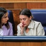 MADRID, 11/05/2023.- La ministra de Igualdad, Irene Montero (d) conversa con la ministra de Derechos Sociales, Ione Belarra (i) durante el Pleno del Congreso celebrado este jueves en Madrid.