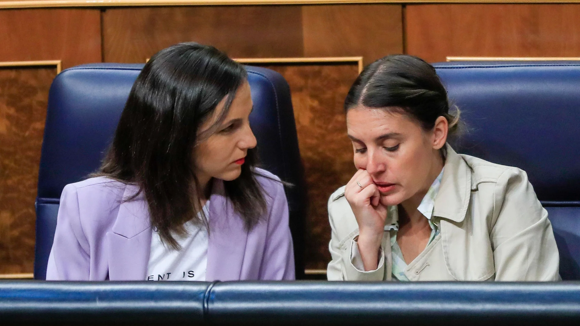MADRID, 11/05/2023.- La ministra de Igualdad, Irene Montero (d) conversa con la ministra de Derechos Sociales, Ione Belarra (i) durante el Pleno del Congreso celebrado este jueves en Madrid.