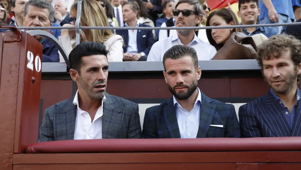 El futbolista Nacho Fernández entre el público de los toros en Las Ventas con Morante, Emilio de Justo y Tomas Rufo.