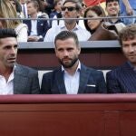 El futbolista Nacho Fernández entre el público de los toros en Las Ventas con Morante, Emilio de Justo y Tomas Rufo.