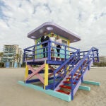 Hoy se ha instalado en la playa de San Juan la nueva caseta de socorrismo.
