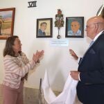 La consejera María González Corral, junto al presidente de la Hermandad de Santo Domingo de la Calzada, Emiliano Alonso descubren unos retratos en cerámica del Ingeniero Luis Turrión y del contratistas de Obras Publicas, Jesús Gonzalez, con motivo de la celebración del patrón de los Ingenieros de Caminos, Canales y Puertos, Santo Domingo de la Calzada en la ermita Santo Domingo en el Puente Don Guarín