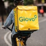 Un rider de Glovo denuncia ser víctima de una paliza a manos de un encargado de un supermercado
