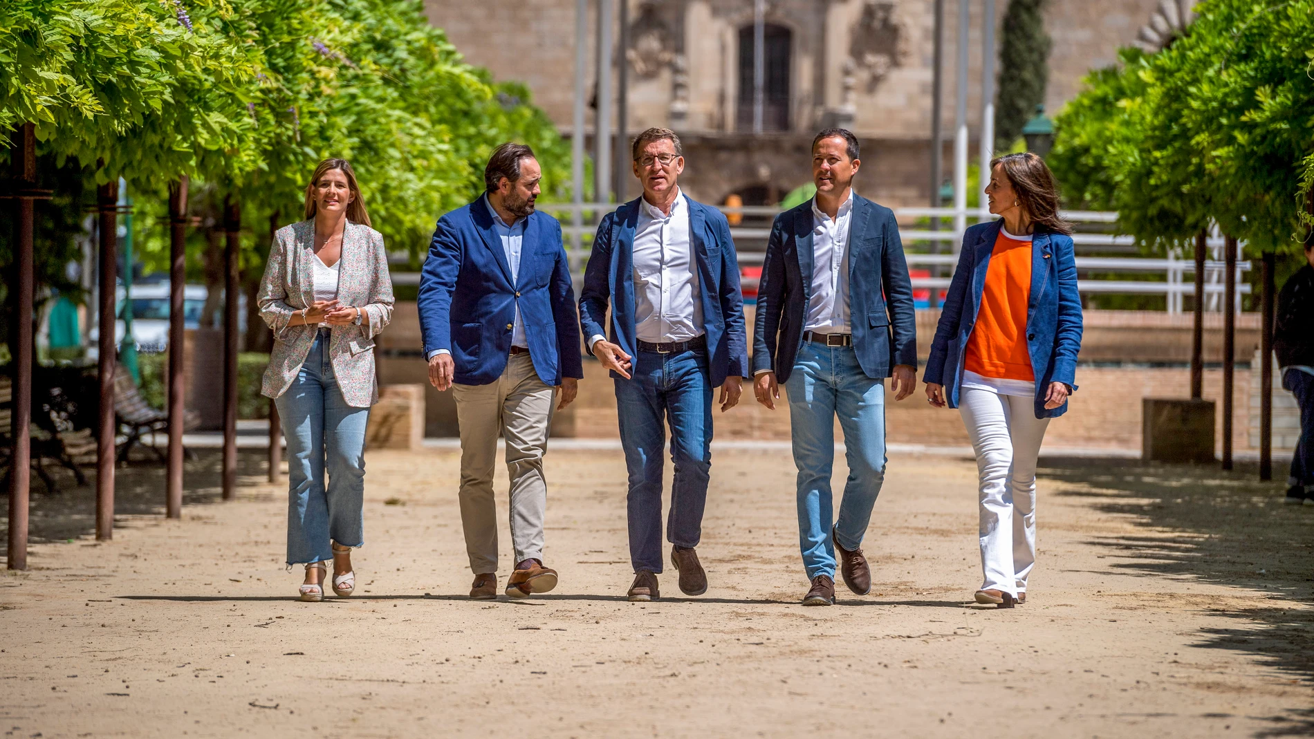 GRAF8439. TOLEDO, 12/05/2023.- El presidente del PP, Alberto Núñez Feijóo (c), junto al candidato 'popular' a la Presidencia de la Junta, Paco Núñez (c-i), y al candidato del PP a la Alcaldía de Toledo, Carlos Velázquez (c-d), a su llegada al mitin celebrado este viernes en Toledo de cara a las elecciones municipales y autonómicas del 28 de mayo. EFE/Ismael Herrero