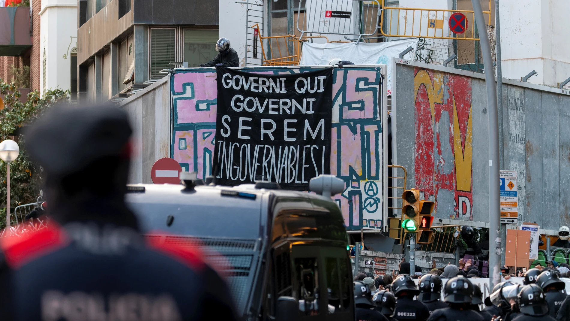 La manifestación a favor de la okupación en su llegada al Kubo y la Ruina durante una manifestación convocada por la empresa de desahucios extrajudiciales, Desokupa, contra la ocupación de los inmuebles de la plaza Bonanova 'La Ruïna' y 'El Kubo', a 11 de mayo de 2023, en Barcelona, Catalunya (España). Los Mossos d'Esquadra y la Guardia Urbana de Barcelona se han coordinado para blindar seguridad y rebajar la tensión en el entorno de los edificios okupas de la plaza Bonanova de Barcelona, un ...