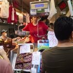 Ambiente del Mercado Maravillas en el barrio madrileño de Cuatro Caminos en estos días en los que la inflación esta disparada por una subida de precios generalizada en alimentación y energía.