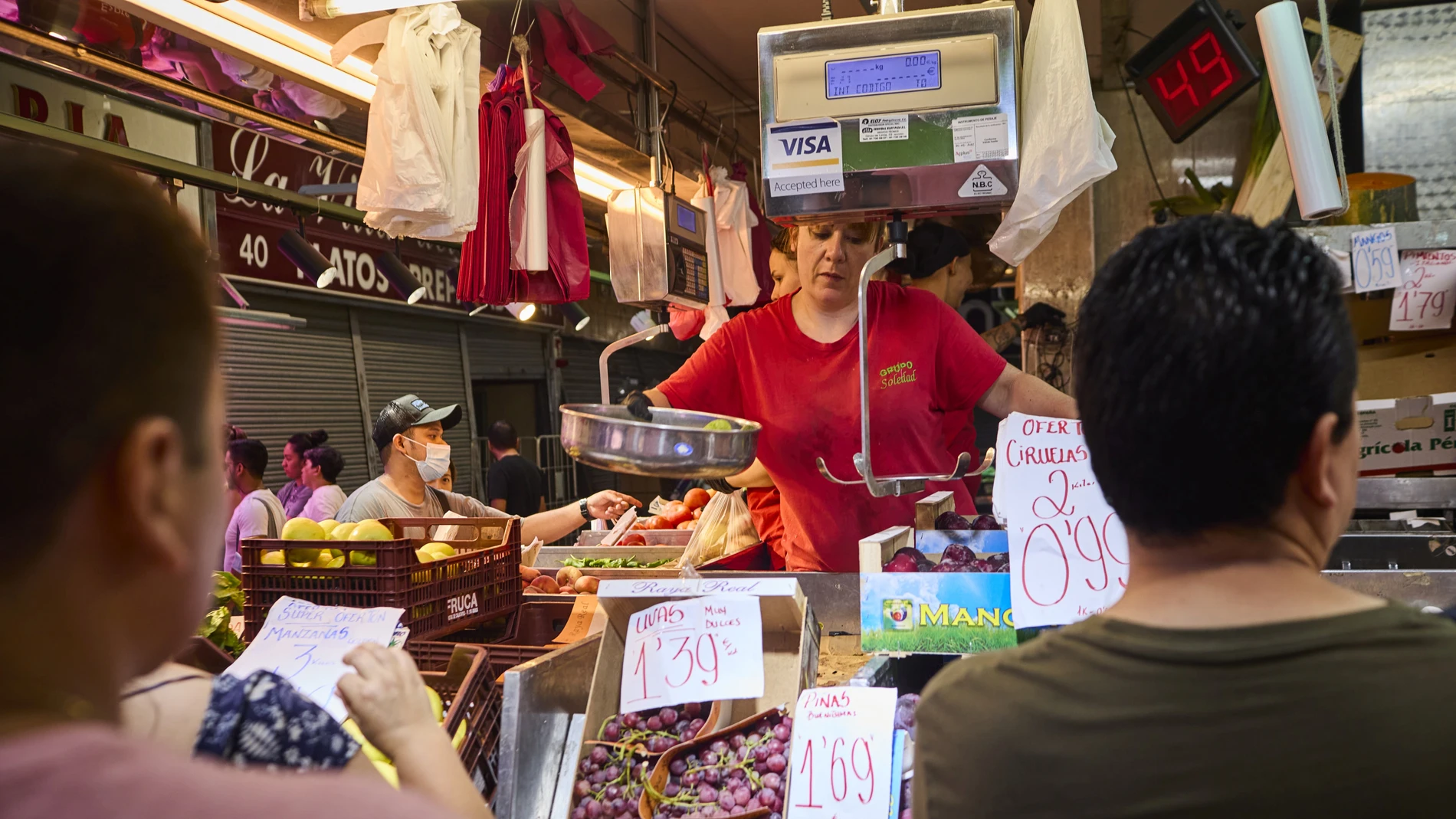 Ambiente del Mercado Maravillas en el barrio madrileño de Cuatro Caminos en estos días en los que la inflación esta disparada por una subida de precios generalizada en alimentación y energía.