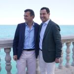 El presidente de la Junta, Juanma Moreno, junto al candidato del PP a la Alcaldía de Cádiz, Bruno García