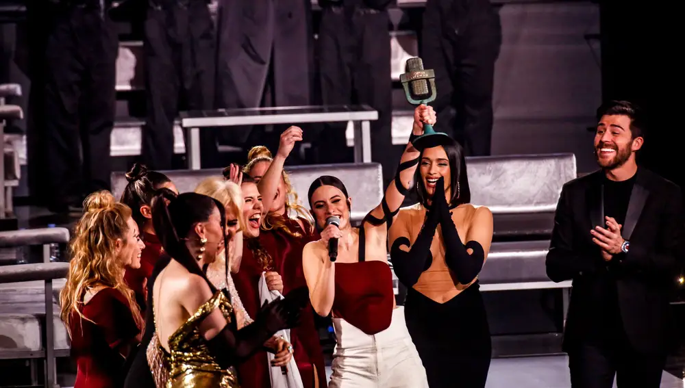 Blanca Paloma con el trofeo tras ganar la final de Benidorm Fest, en el Mirador del Castillo, en Benidorm. Radiotelevisión Española (RTVE) organiza este festival musical para elegir al artista y la canción que representará a España en el certámen Eurovisión 2023.