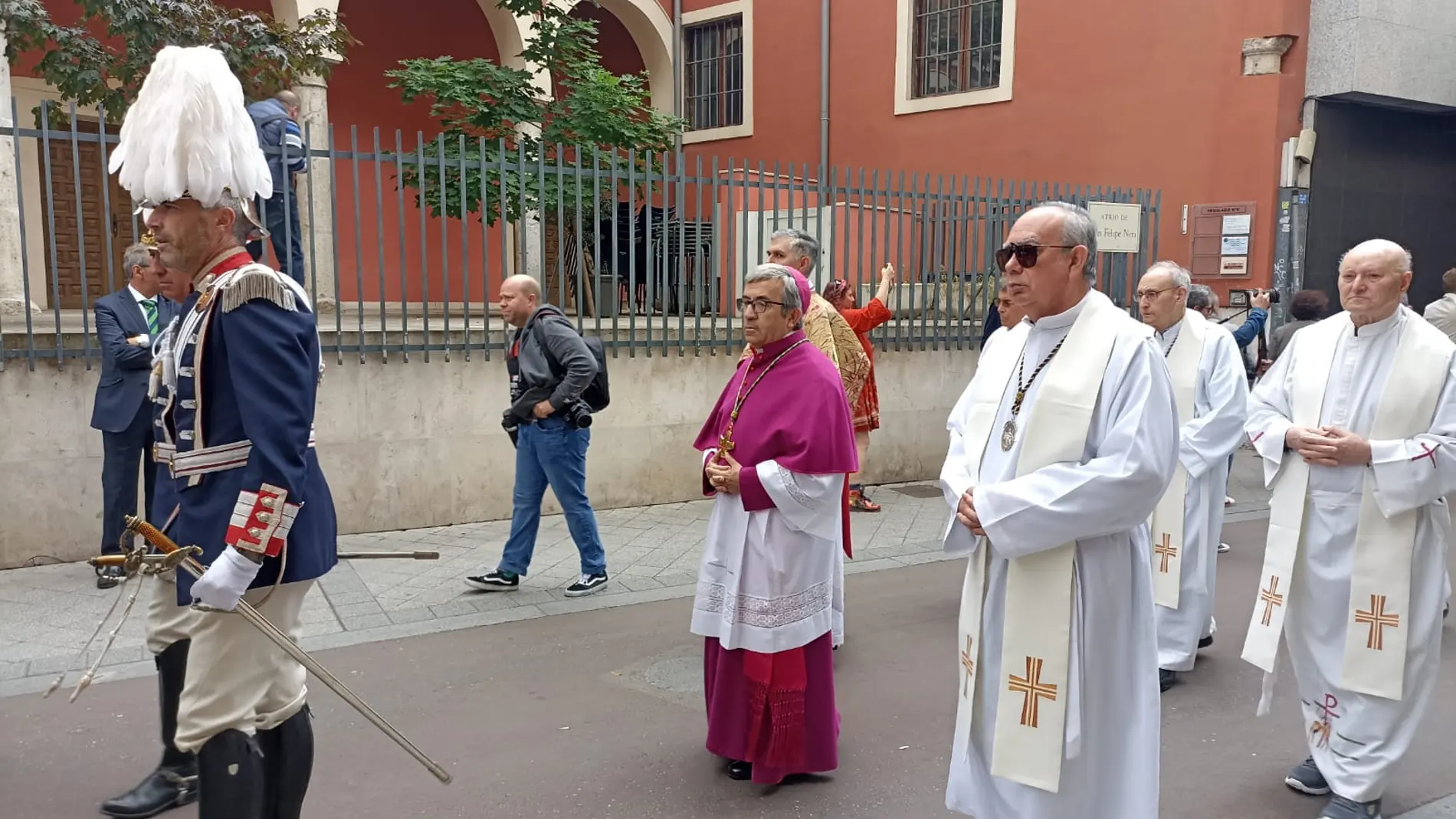 El arzobispo de Valladolid, Luis Argüello, durante la procesión en honor a San Pedro Regalado