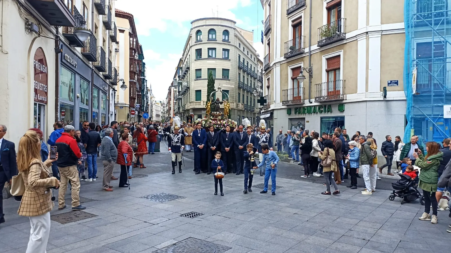 Procesión en honor a San Pedro Regalado en Valladolid a su llegada a la Catedral
