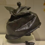 Casco itálico Montefortino de bronce completamente hundido e inutilizado. Muy empleado entre las fuerzas romanas y cartaginesas durante la Segunda Guerra Púnica