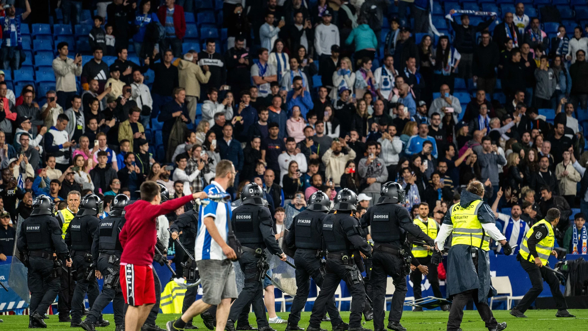 Espanyol fans invade the field and are evicted by the Mossos de Esquadra during the spanish league, La Liga Santander, football match played between RCD Espanyol and FC Barcelona at RCD Stadium on May 14, 2023, in Barcelona, Spain. Marc Graupera Aloma / Afp7 14/05/2023 ONLY FOR USE IN SPAIN