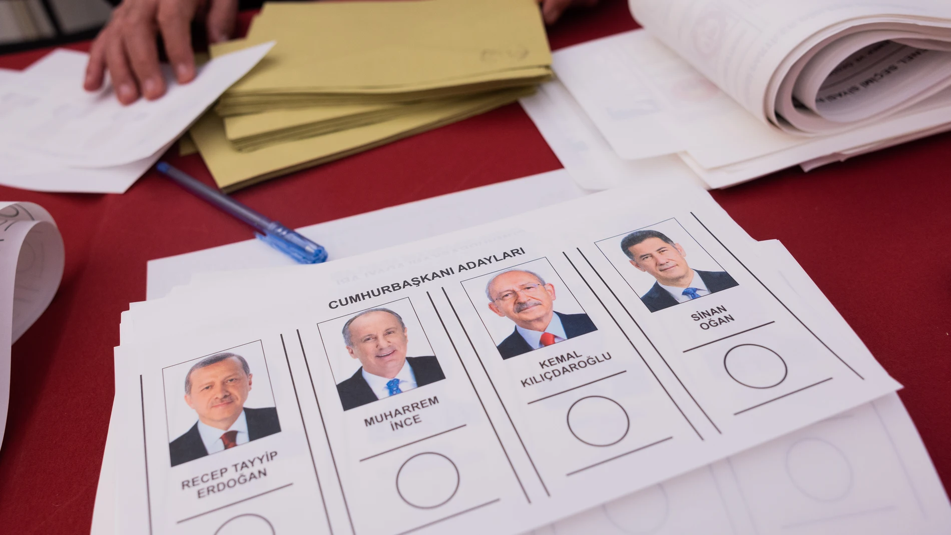 27 April 2023, North Rhine-Westphalia, Huerth: Ballots are available at the Turkish Consulate General for the parliamentary and presidential elections. Turks abroad can vote for the parliamentary and presidential election in Turkey until 9 May. Photo: Rolf Vennenbernd/dpa - ATTENTION: editorial use only and only if the credit mentioned above is referenced in full 27/04/2023 ONLY FOR USE IN SPAIN