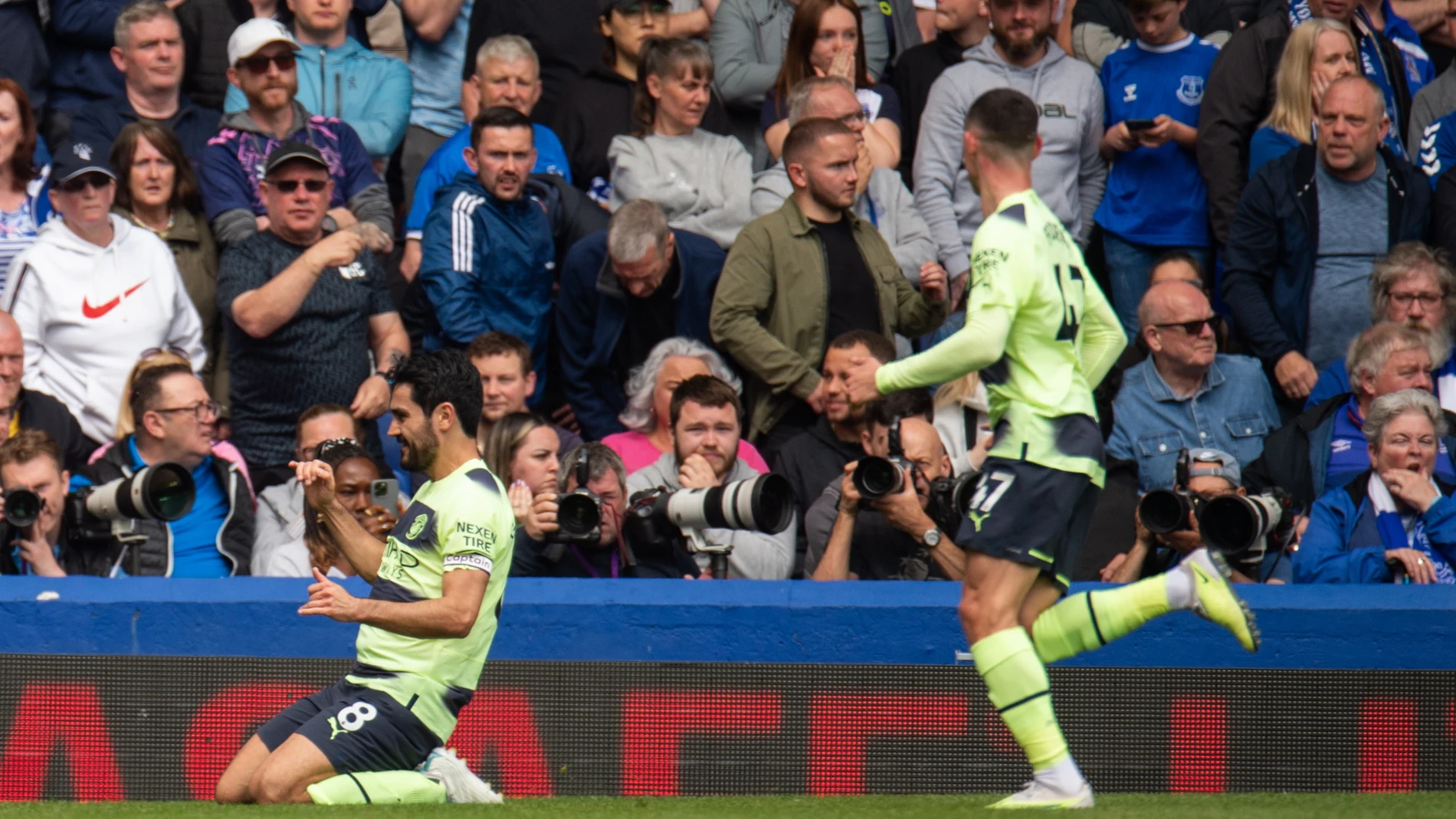 Liverpool (United Kingdom), 14/05/2023.- Manchester City's Ilkay Gundogan celebrates after scoring the first goal during the English Premier League soccer match between Everton and Manchester City at Goodison Park in Liverpool, Britain, 14 May 2023. (Reino Unido) EFE/EPA/Peter Powell EDITORIAL USE ONLY. No use with unauthorized audio, video, data, fixture lists, club/league logos or 'live' services. Online in-match use limited to 120 images, no video emulation. No use in betting, games or single club/league/player publications