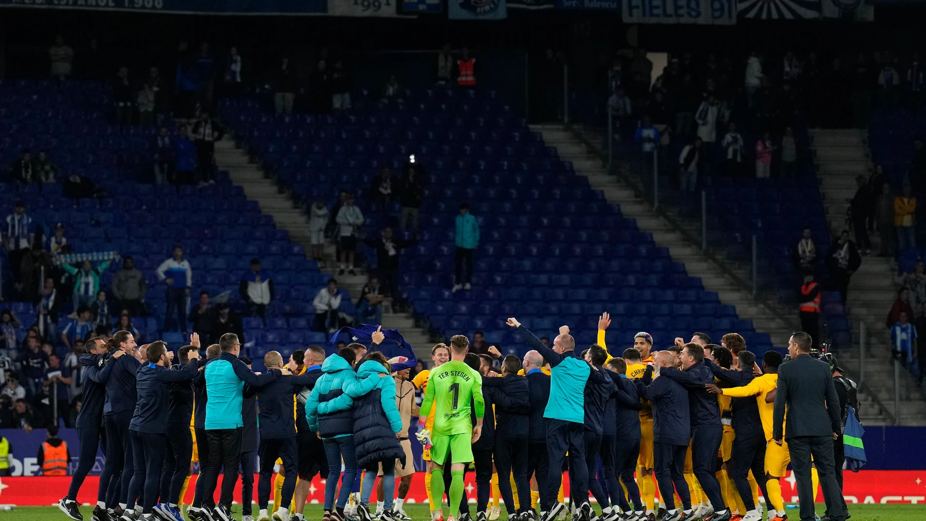 CORNELLÁ DE LLOBREGAT (BARCELONA), 14/05/2023.- Los jugadores del FC Barcelona celebran proclamarse campeones de LaLiga Santander tras ganar al Espanyol este domingo en el RCDE Stadium de Cornellá de Llobregat (Barcelona). EFE/ Alejandro Garcia