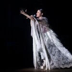 La cantante alicantina Blanca Paloma durante su actuación en la Fiesta Ochentera que organiza Los 40 Classic, este domingo en la Plaza Mayor de Madrid. 