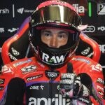 Aleix Espargaró, en su box durante el GP de Francia