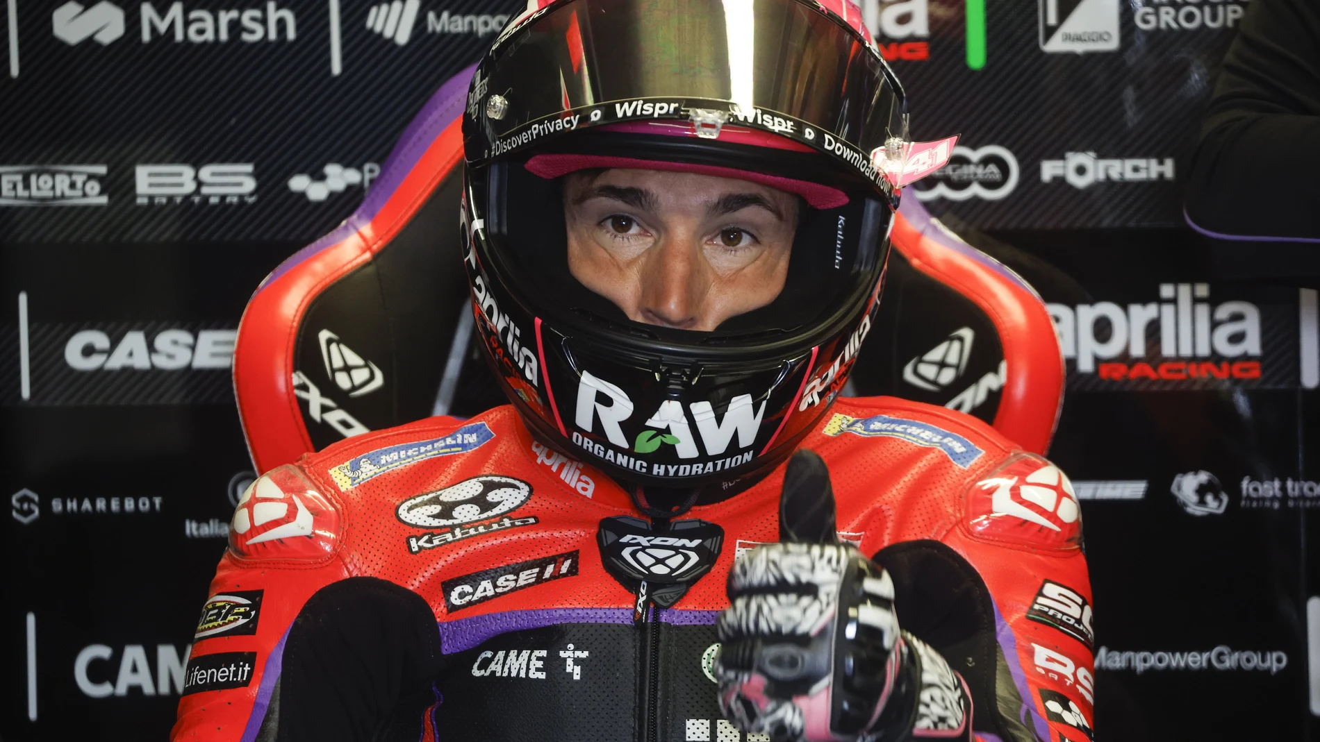 Aleix Espargaró, en su box durante el GP de Francia