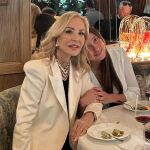 Carmen Lomana con su blazer con hombreras. 