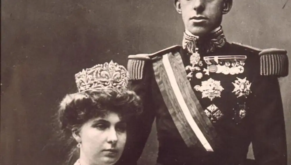 El rey Alfonso XIII y su esposa, la reina VIctoria Eugenia de Battenberg, el día de su boda en 1906.