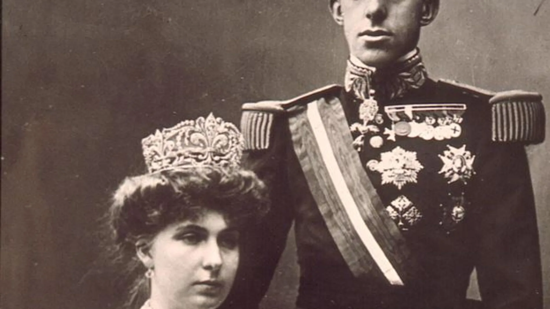 El rey Alfonso XIII y su esposa, la reina VIctoria Eugenia de Battenberg, el día de su boda en 1906.