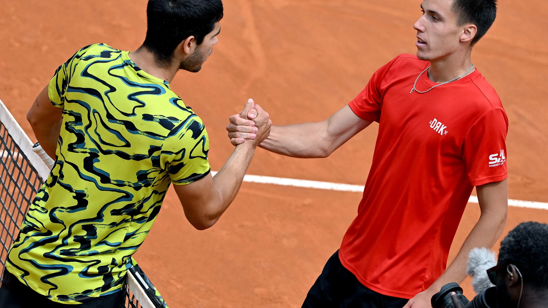 Rome (Italy), 15/05/2023.- Fabian Marozsan (R) of Hungary is congratulated by Carlos Alcaraz of Spain after winning their men's singles third round match at the Italian Open tennis tournament in Rome, Italy, 15 May 2023. (Tenis, Hungría, Italia, España, Roma) EFE/EPA/ETTORE FERRARI