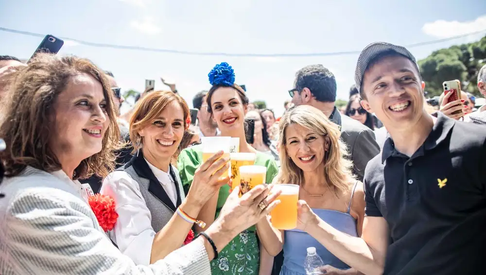 De izqda. a dcha, Carla Antonelli, Mónica García,Rita Maestre, Yolanda Díaz e Íñigo Errejón, ayer, en la pradera de San Isidro