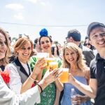 De izqda. a dcha, Carla Antonelli, Mónica García,Rita Maestre, Yolanda Díaz e Íñigo Errejón, ayer, en la pradera de San Isidro