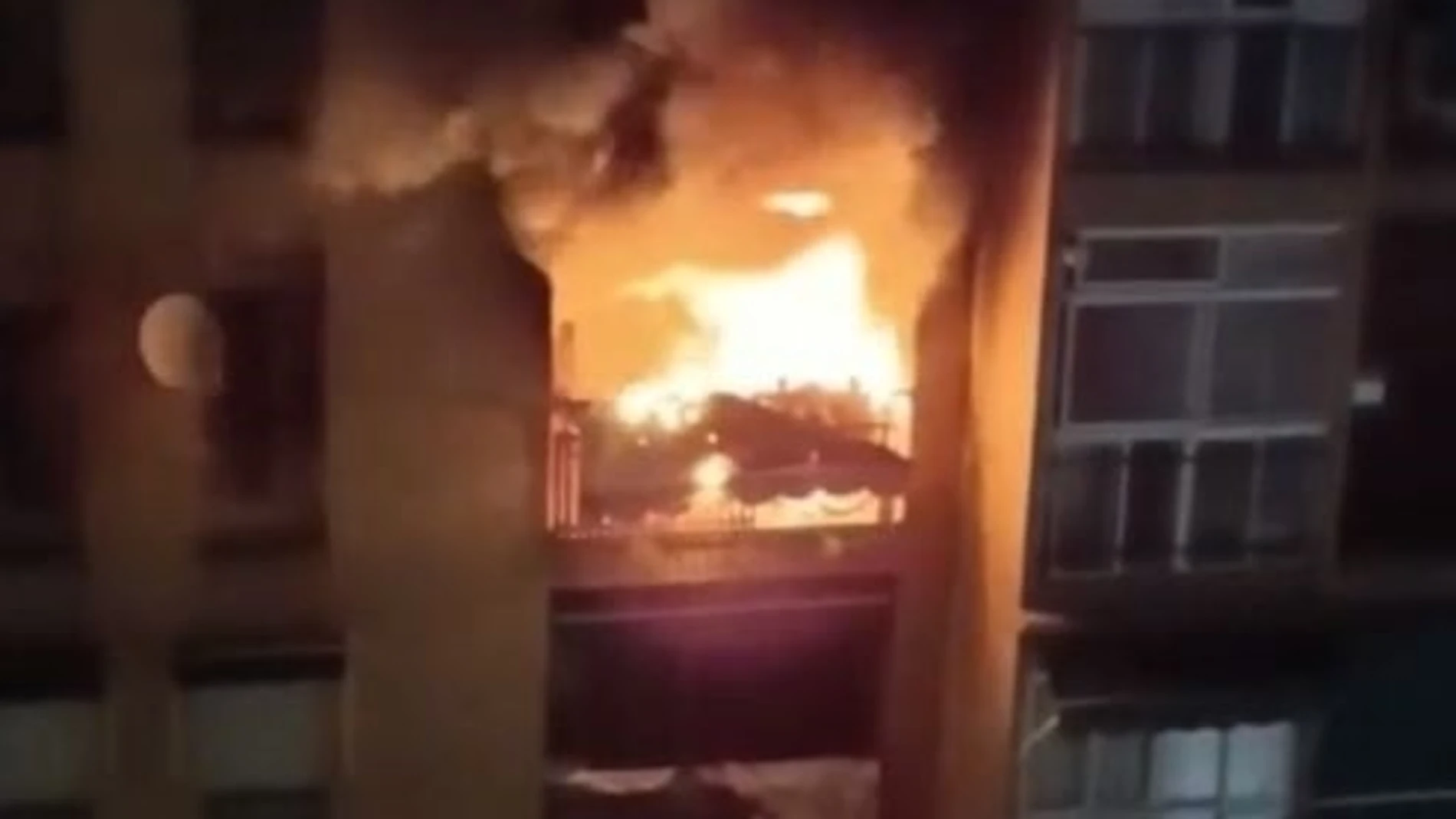 Vivienda siniestrada en llamas