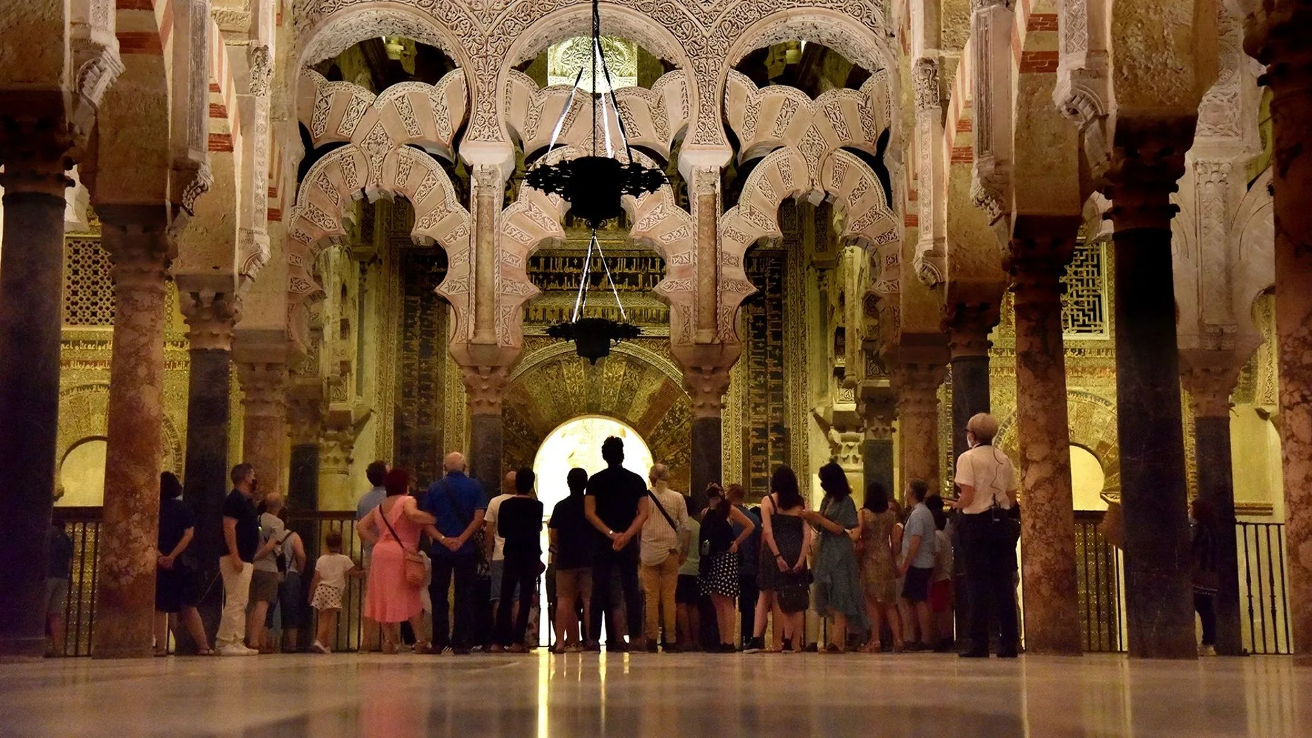 Turistas en el interior de la Mezquita-Catedral de Córdoba