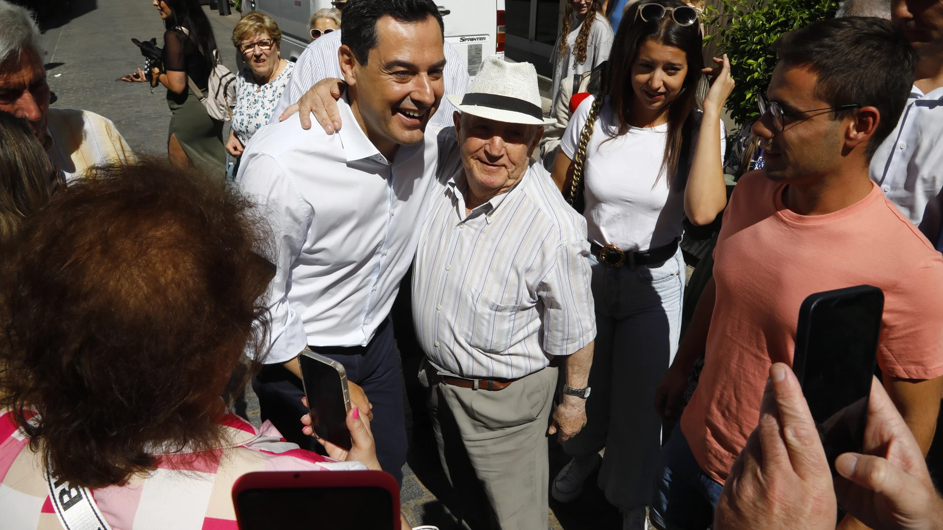 Juanma Moreno durante su visita a Lucena