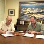 El presidente de la Academia, Julio Moreno, y el presidente de Caja Rural del Sur y su Fundación, José Luis García-Palacios Álvarez en la firma del convenio