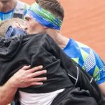 Cruza la meta de la maratón de Leeds con su amigo enfermo de ELA en brazos 