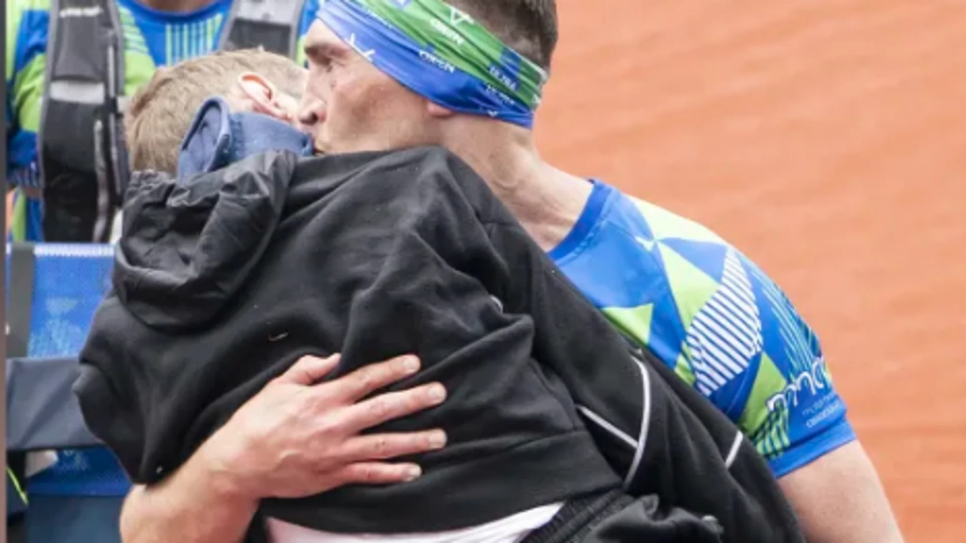 Cruza la meta de la maratón de Leeds con su amigo enfermo de ELA en brazos
