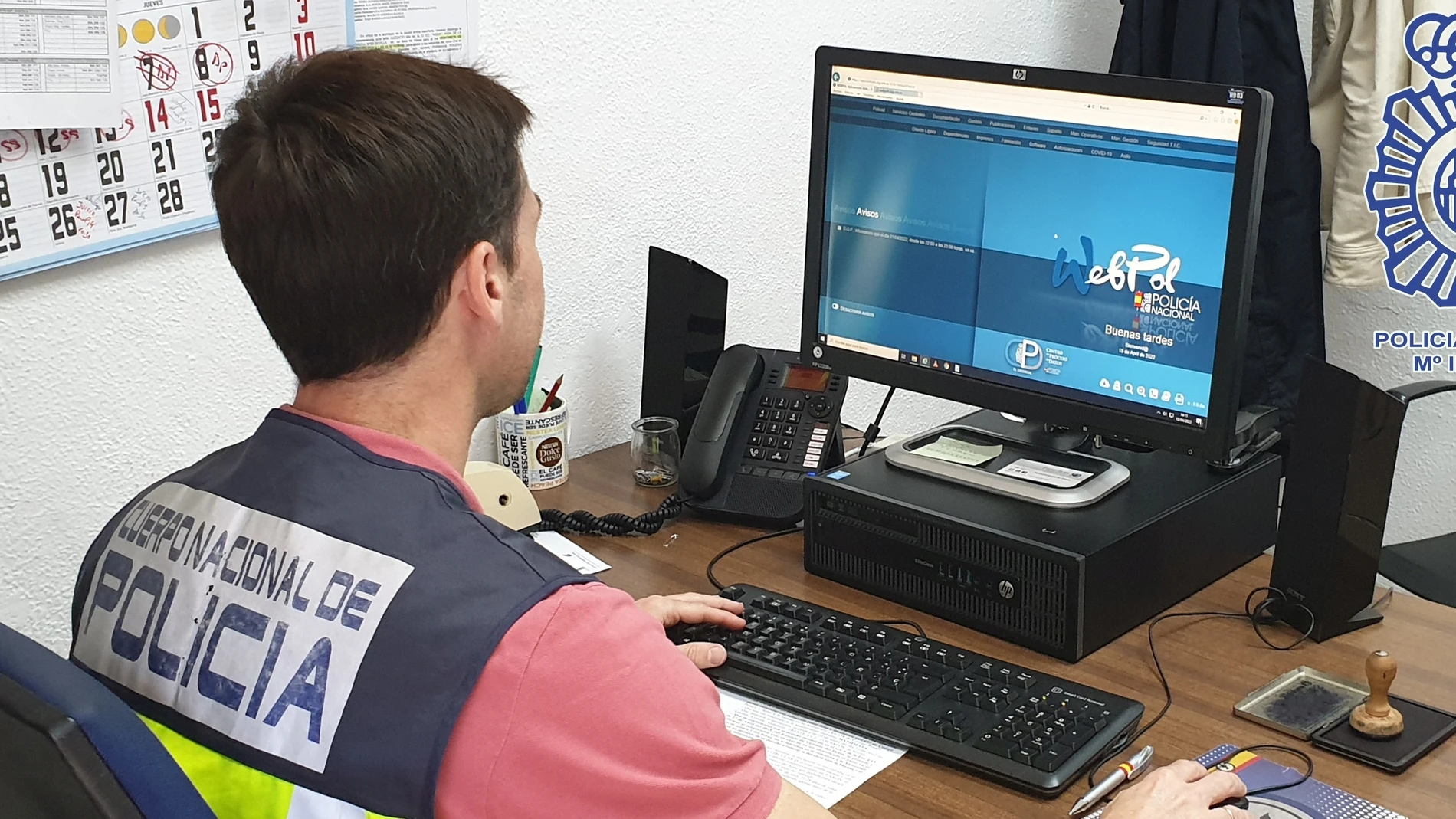 Un agente de la Policía Nacional frente a un ordenador