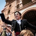  El joven Marco Pérez sale a hombros tras la clase práctica con tres erales de Jandilla - Vegahermosa, este lunes en la Monumental de Las Ventas. 
