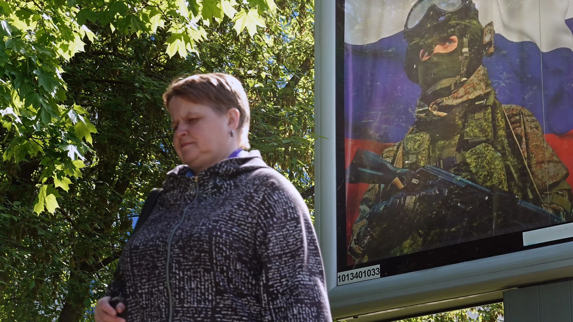 Moscow (Russian Federation), 15/05/2023.- A woman walks past a billboard in support of Russian armed forces, in Podolsk, outside Moscow, Russia, 15 May 2023. Russian troops entered Ukrainian territory in February 2022 to carry out what the Russian president declared a Special Military Operation, resulting in multiple sanctions against Russia. (Rusia, Moscú) EFE/EPA/MAXIM SHIPENKOV