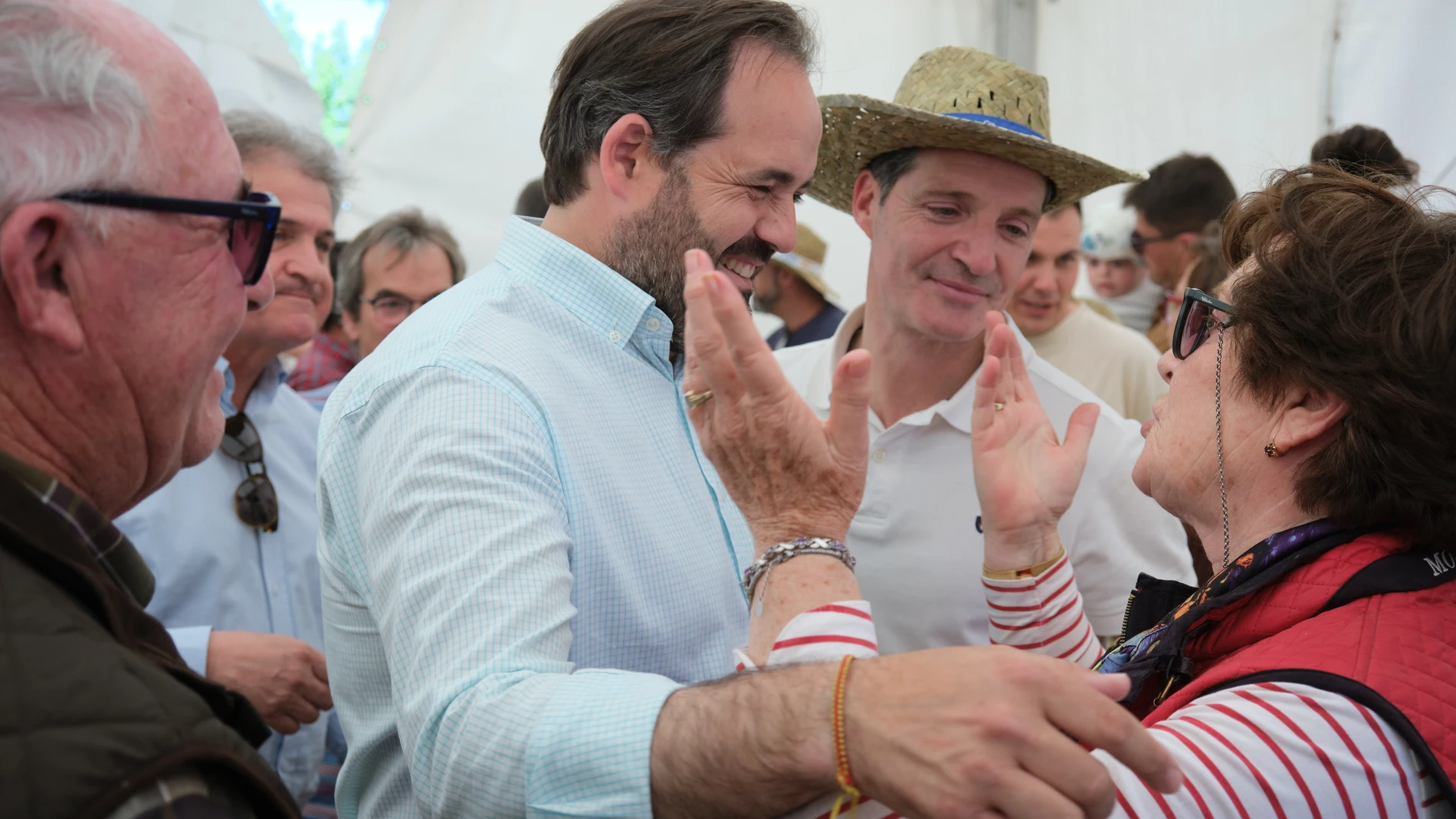 El candidato del PP a la Presidencia de Castilla-La Mancha, Paco Núñez (i) y el candidato a la Alcaldía de Miguel Esteban (Toledo), Marcelino Casas (d), saludan a una mujer en la romería de San Isidro, a 15 de mayo de 2023, en Miguel Esteban, Toledo, Castilla-La Mancha (España). Durante la romería por el Día de San Isidro, Paco Núñez ha apoyado al candidato del PP a la alcaldía de Alcázar de San Juan con motivo de las elecciones municipales del 28 de mayo. 15 MAYO 2023;MIGUEL ESTEBAN;TOLEDO;SAN ISIDRO;TOLEDO;PACO NUÑEZ;PP Rey Sotolongo / Europa Press 15/05/2023