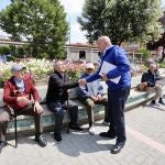 Carnero saluda a varios vecinos del barrio de la Victoria tras presentar sus medidas más sociales