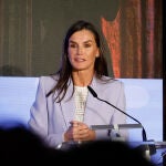 La Reina Letizia con traje azul y tacones sensatos.
