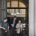 La presidenta de Asociación de Fiscales, Cristina Dexeus Ferrer (3i), y el vocal del Comité Ejecutivo de la APM, Juan José Carbonero (c), conversan a su salida de una reunión con el Ministerio de Justicia, a 16 de mayo de 2023, en Madrid (España).