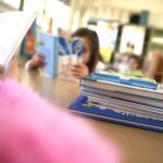 Niños estudiando en el colegio.