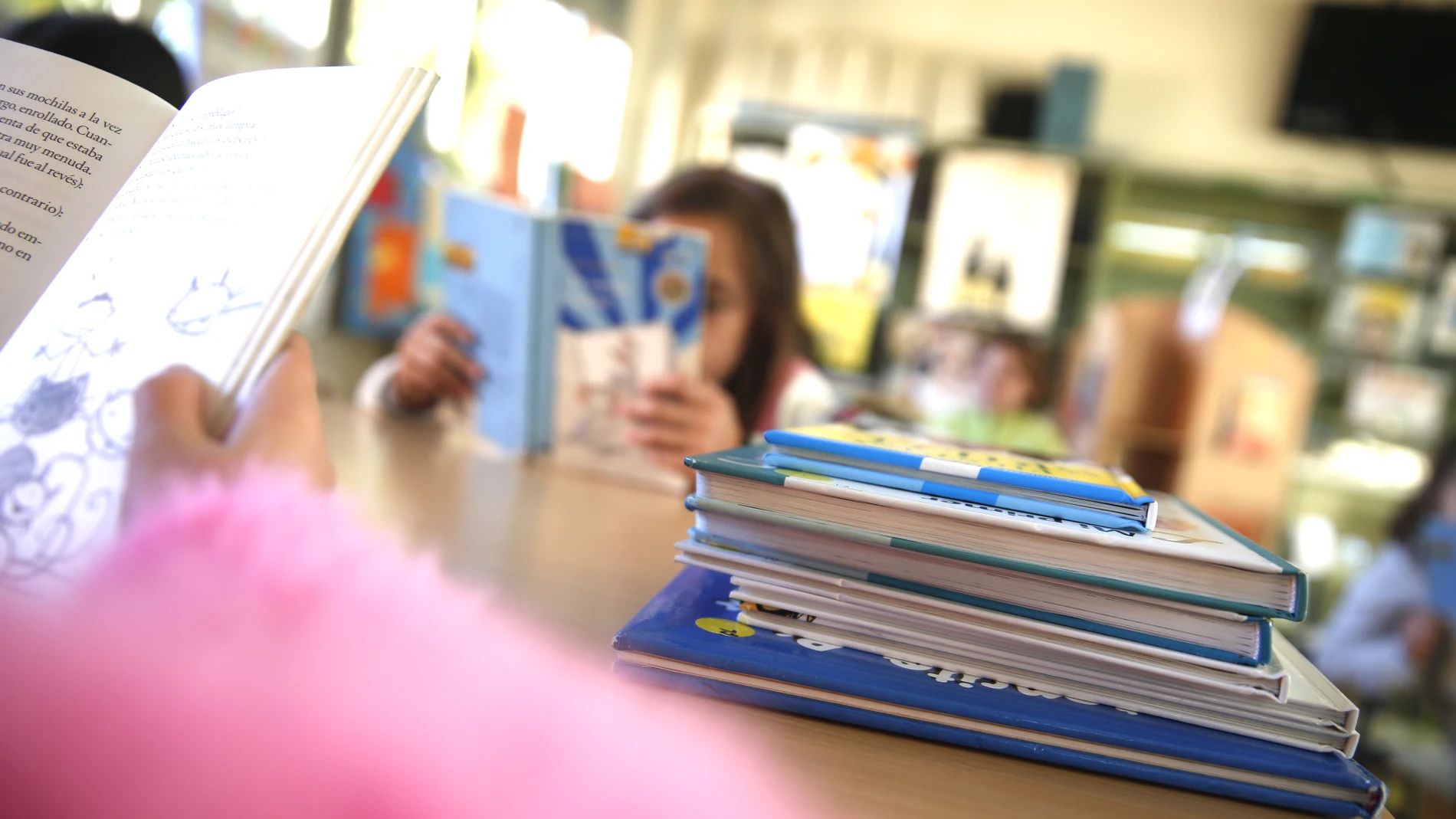 Niños estudiando en el colegio.