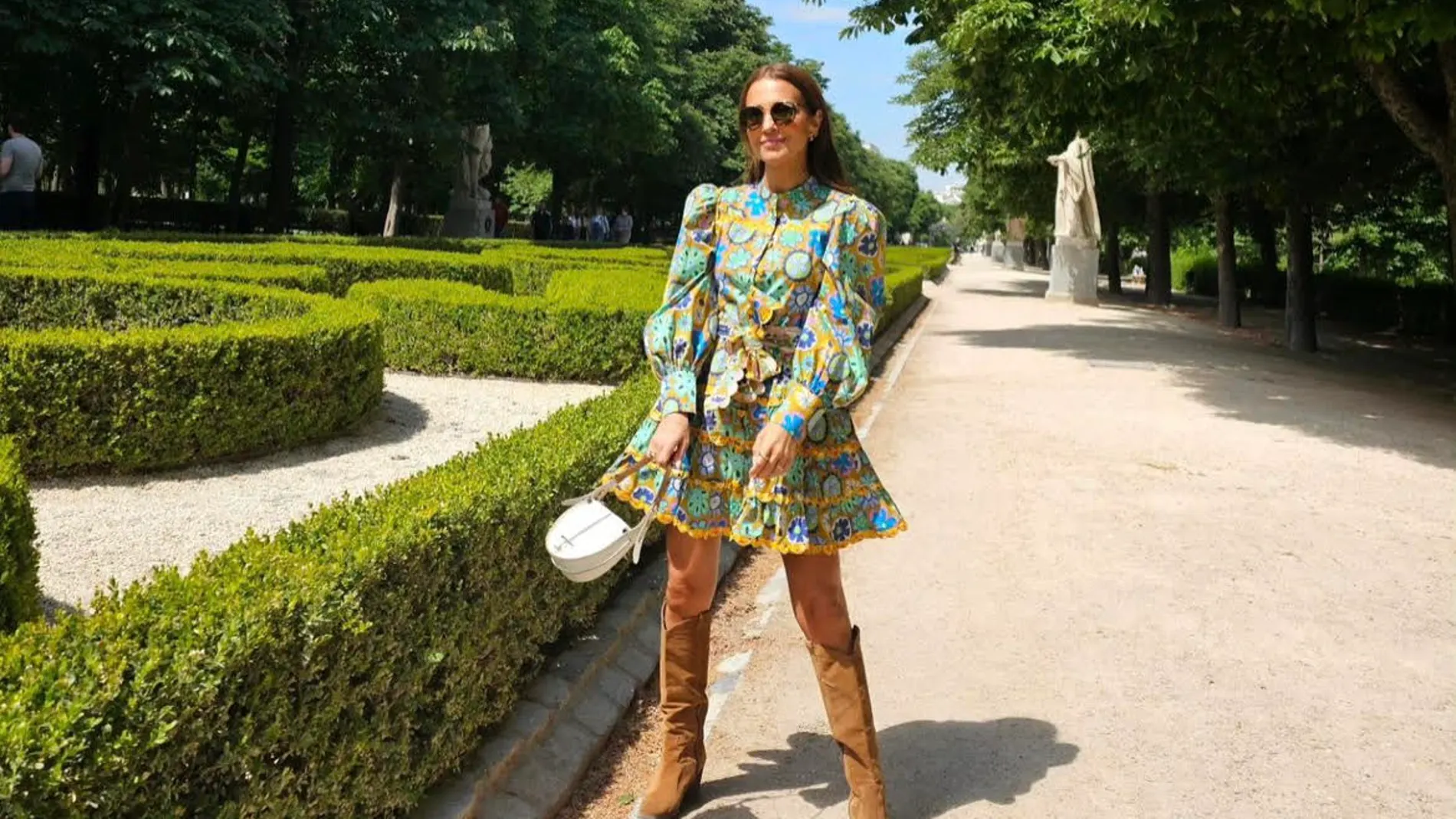 Paula Echevarría con vestido y botas cowboy.