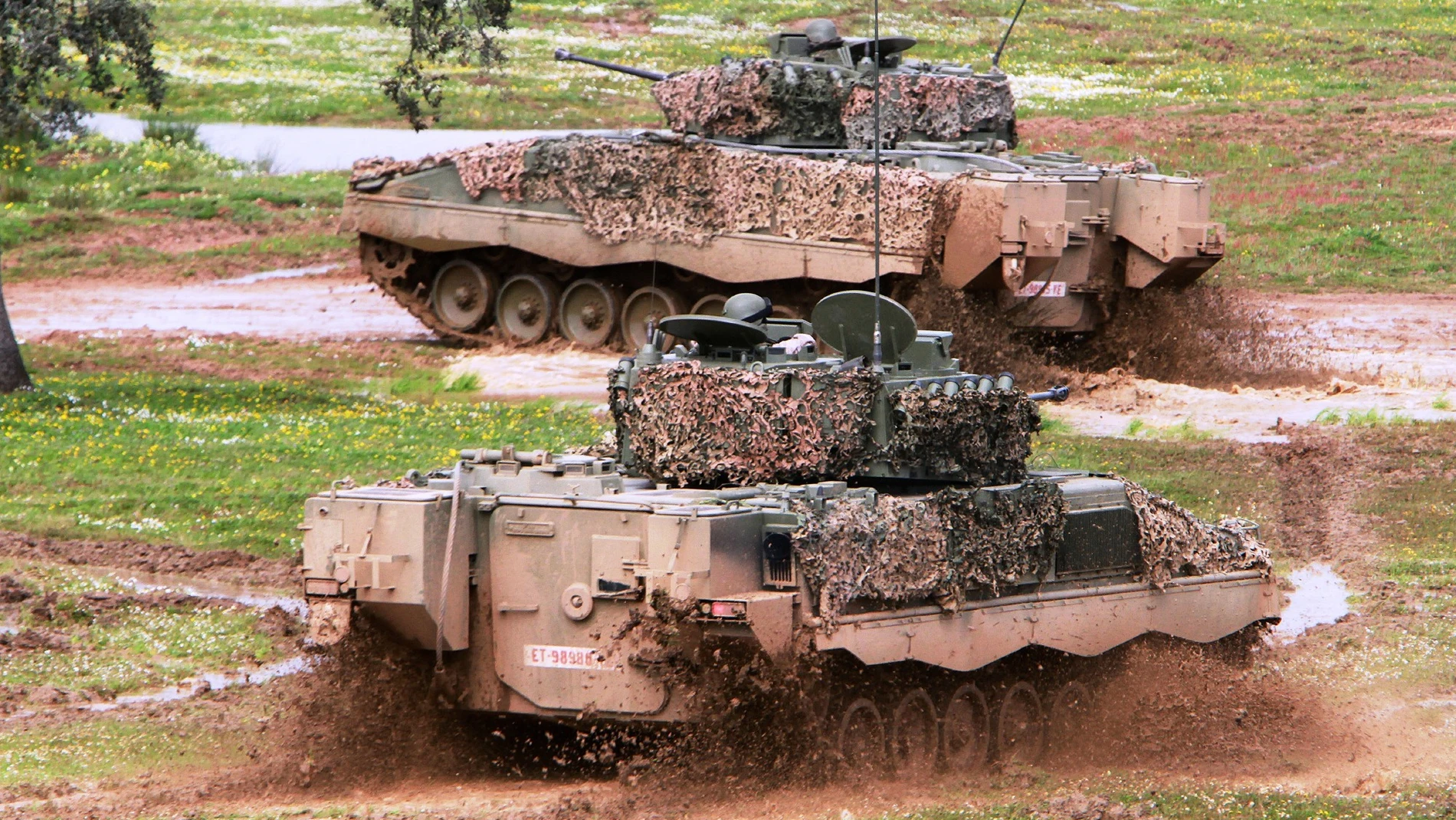 Dos Pizarro del Ejército de Tierra durante unas maniobras
