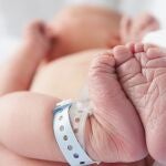 Bebé recién nacido en la cama del hospital 