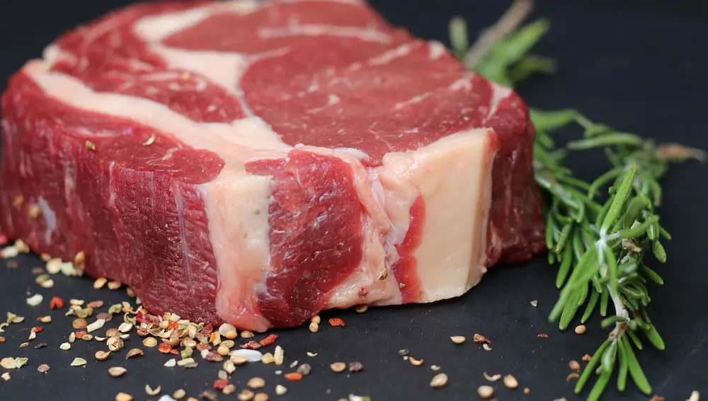 Este es el socorrido truco de la olla invertida para descongelar carne