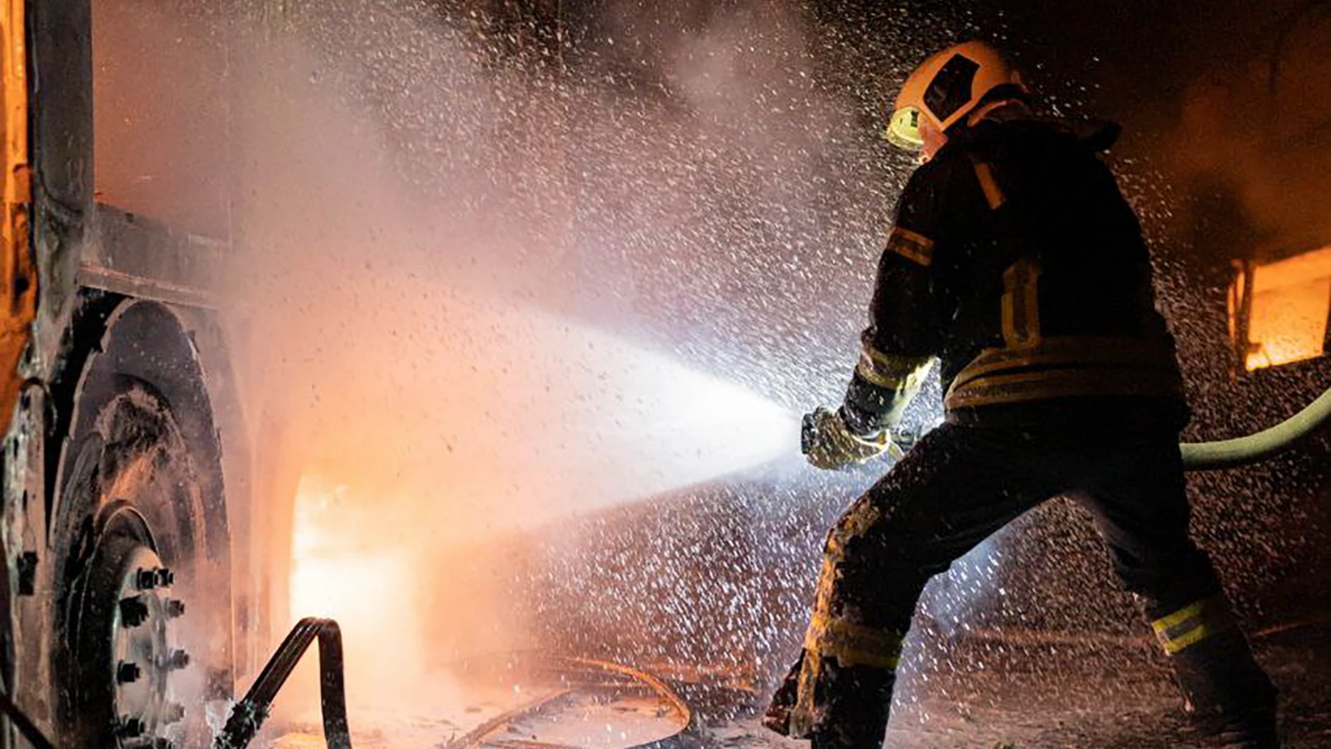 Kyiv (Ukraine), 16/05/2023.- A handout photo released by the press service of the State Emergency Service (SES) of Ukraine shows rescuers putting out a fire following a rocket attack, in Kyiv (Kiev), Ukraine, 16 May 2023, amid Russia's invasion. According to Yuriy Ignat, the speaker of the Air Force of the Armed Forces of Ukraine, Russian forces launched attacks on Ukraine with 18 missiles of various types, adding that all the 18 missiles were destroyed. According to the Kyiv Regional Militar...